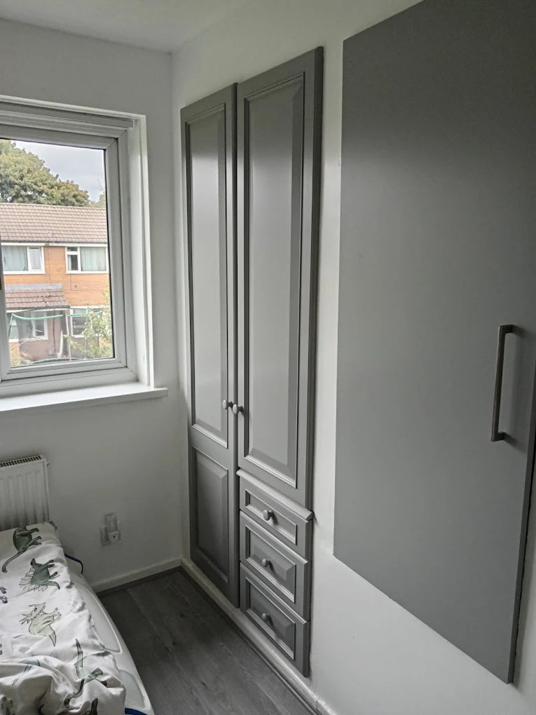 Spray-finished fitted bedroom wardrobe
